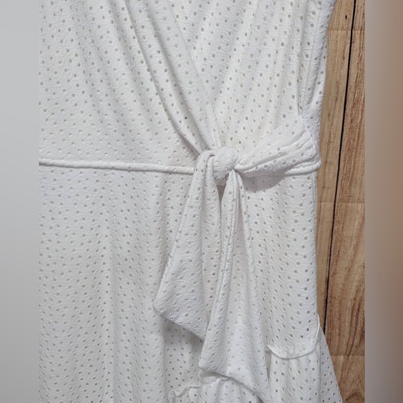 Signature BY Robbie Bee Women's White Faux-Wrap Eyelet Sleeve Dress Size PS - Picture 3 of 9